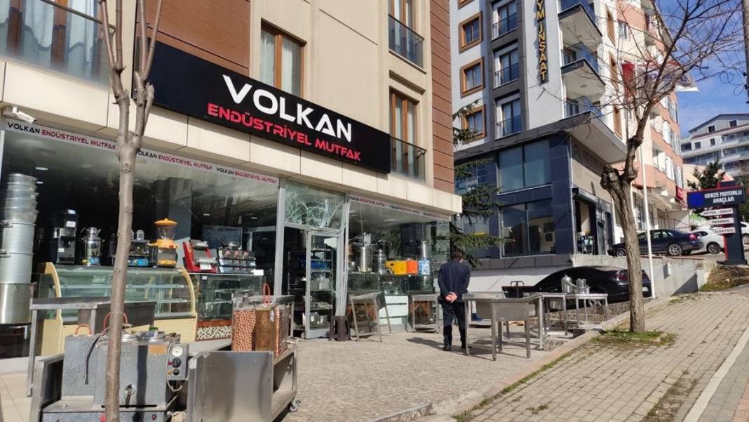 Minibüsünü dükkanın önüne park etti, döndüğünde hayatının şokunu yaşadı! Korkutan anlar kamerada 8